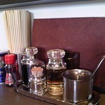 麺屋 麒麟 - カウンター上 調味料類