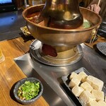 Suiyou Meibou - 火鍋　餅みたいのは？高野豆腐みたいな？自分達で頼んで忘れた…