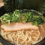 横浜家系ラーメン まる金 石川家 - チャーシュー＆ほうれん草＆九条ネギ。