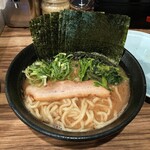 横浜家系ラーメン まる金 石川家 - ラーメン800円麺硬め。海苔増し100円。