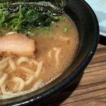 横浜家系ラーメン まる金 石川家 大宮店 - 豚骨感強めのスープ。