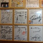 餃子 照井 - 店内サインがいっぱい