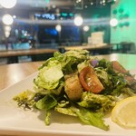 SDT TOKYO - 大葉のジェノベーゼソースとモッツァレラチーズとトマトのサラダ。