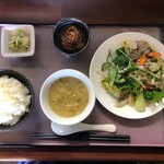 中華工房おかげさま - 鶏と豚肉の山椒の若芽炒め定食