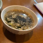 焼肉げんき - スープ。電子レンジで温めた？ってくらい縁が熱い