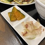 居酒食堂 わ楽 - 南瓜(揚げ煮？)、白菜漬け