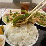 わ楽 - 青椒肉絲(細切豚肉、筍、ピーマン) オンザライス
