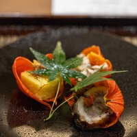 鎌倉 北じま - 2023.8 白和え（白ゴーヤ、青ゴーヤ、ほおずき）、八幡巻き（うなぎ、ゴボウ）ほおずきソース、トウモロコシ葛寄せ 髭の乾煎り