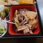 Sandaime Denjirou - ◯煮物
                        牛肉、白菜、糸こんにゃくが
                        すき焼き風な味わいで煮られてた。
                        
                        標準的な味わいよりも
                        少し甘みが抑えられてる感じはするけれど
                        美味しい味わいではあった。