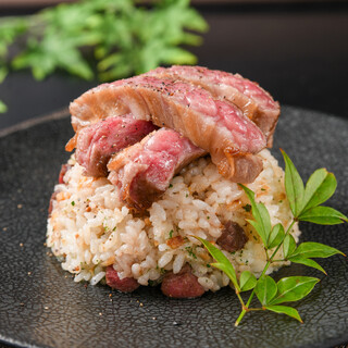 インスタでも大人気！『厚切りステーキガーリックライス』