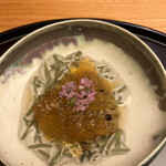 日本料理 太月 - 量少なめコース２３１００円。山科茄子の焼き浸し。お出汁のジュレと蓴菜の食感が良いですね。トロトロの茄子も旨味たっぷりです（╹◡╹）（╹◡╹）