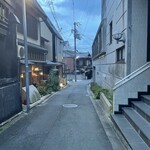 川ばた - タクシーで近くまで来て、細い道を歩いて来た。こういう料理屋さんがいろいろある。