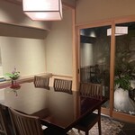 川ばた - 個室は1つ。6人掛けテーブル。小庭が見える部屋だ。