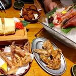 わらび - 出し巻き、ゲソ+タコ唐揚げ　手羽先唐揚げ