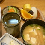 Ofukuro No Aji Sasa - 串カツ定食（味噌汁、梨、ブドウ、バナナ、オレンジ、胡瓜、人参、茄子の漬物、お茶）
