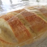BREAD BOX  - オランダゴーダのチーズブレッドチェダーチーズのパン180円（税込）