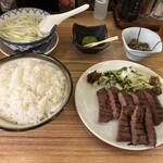 牛たん炭焼き 利久 - 付け合わせの漬物もタップリ、テールスープは少々温めでした。