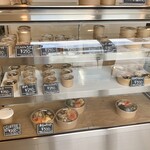 KUKUNA DELI - ショーケースにはサラダやお惣菜が…