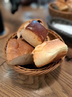 ポワンタージュ - 5種類のパンはソフトパンが中心で提供され リベイクされたパンは香りも良く どれも味わいも素晴らしい♬