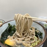 立喰いそば 山吹 - セットの蕎麦にワカメ、玉子を追加