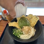 うどん食べ会館 - 野菜から全体的にしっかり汁をかけていきます。