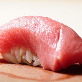 通过我们的 omakase套餐，您可以尽情享受寿司和配料的精心挑选。