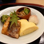 味舌 - 鱸の照り焼き・出汁巻き・鱧皮・万願寺青唐辛子・丸十レモン煮 202308