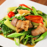 JASMINE THAI - 揚げ豚肉とタイ野菜カナー炒め
