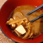 ストロベリーガーデン - 具材はモヤシと豆腐で赤出汁となる。
モヤシを見ると結構煮てある感じ。
味わいも然り❔（笑）