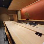 Sushi Natoi - すっきりしたカウンター、7席、反対側に個室もあります