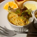 ストロベリーガーデン - ◯パスタ
マヨネーズと刻んだ茹で人参が和えられていた。

開店前に混ぜられてるのか時間経過感がある。