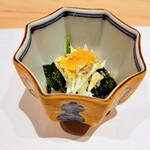 Sushi Natoi - モロヘイヤのお浸しに花びら茸と竹崎蟹、カラスミ