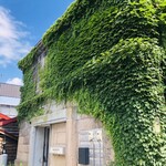 IMO melon NANKIN - 店舗入り口　見事な蔦が廻ります