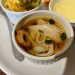 ストロベリーガーデン - ◯煮麺
冷やし煮麺となる。
作り置きで腰は既にない。

味醂の甘味少なめな
市販の麺つゆみたいな味わい。