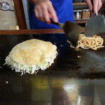 パウロ - うどんにソースと魚粉で味を整えてくれます。