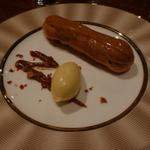 横浜うかい亭 - ナッツのエクレア