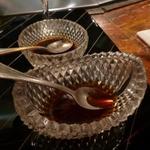 横浜うかい亭 - ２種のソース（３年熟成醤油と自家製ポン酢）