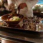 横浜うかい亭 - 前の前で調理盛り付け