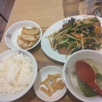 れんげ食堂 Toshu - 料理写真:レバニラ炒め定食と餃子3個