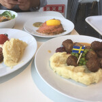 IKEA レストラン＆カフェ - ミートボールとサーモンのマリネ