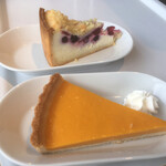 IKEA レストラン＆カフェ - 手前がマンゴータルト　奥がチーズケーキ
