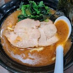 家系ラーメン まるみ家 - ラーメン黒(並)