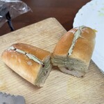 ラ ブティック ドゥ ジョエル・ロブション 恵比寿ガーデンプレイス店 - ピスタチオミルクフランスの断面。たっぷりのクリームとカシスの実