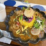 タケウチ - 標津町を楽しむ鮭節踊る帆立マリネと北海出汁の粗挽き鶏豚キーマカレー　テンション上がる♪