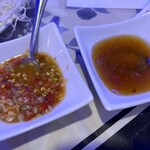 ケーイチェンマイ - 牡蠣と卵はソース2種つき。右はチャツネのようなかなりフルーティ感と酸味。好みじゃなかったw