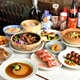 A variety of Hong Kong dishes that go well with alcohol. We also accept selection courses.