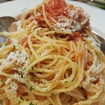 キッチン ブルー グローブ - その下はパスタに、完熟フレッシュトマトが絡まっています