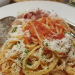 キッチン ブルー グローブ - 生ハムを退けると、完熟フレッシュトマトが出てきました