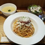 キッチン ブルー グローブ - 完熟フレッシュトマトのアマトリチャーナ生ハム添え、冷製コーンスープへ変更