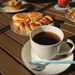 アドゥマン - オシャレなパン屋のテラスでモーニングコーヒー